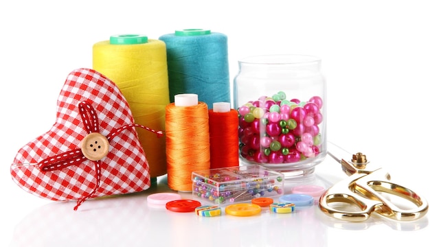 Materiały do wyszywania: nici i tkaniny